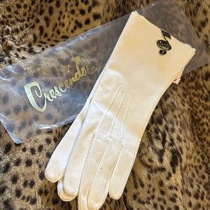 Elegant Vintage Crescendoe White Women's Gloves